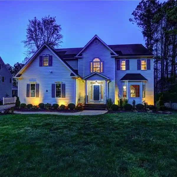 METICULOUSLY MAINTAINED TRANSITIONAL HOME