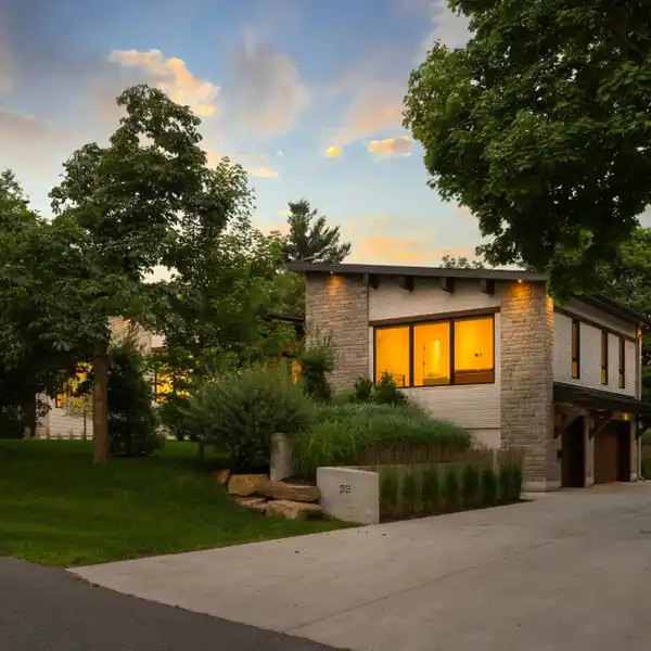 MODERN BUNGALOW ON SPACIOUS LOT