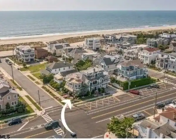CUSTOM-BUILT COASTAL BEACH HOUSE