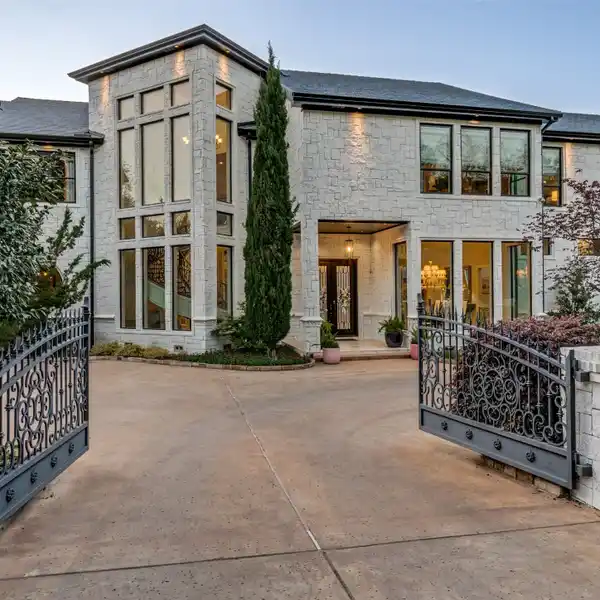 MASTERFULLY CRAFTED ESTATE IN BLUFFVIEW