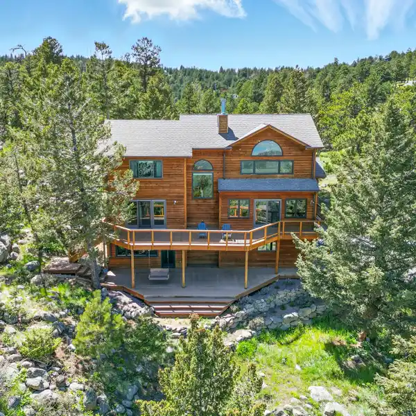 STYLISH HOME BLENDING COMFORT AND NATURE