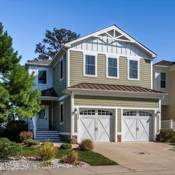 BAYFRONT LUXURY LIVING WITH STUNNING WATER VIEWS