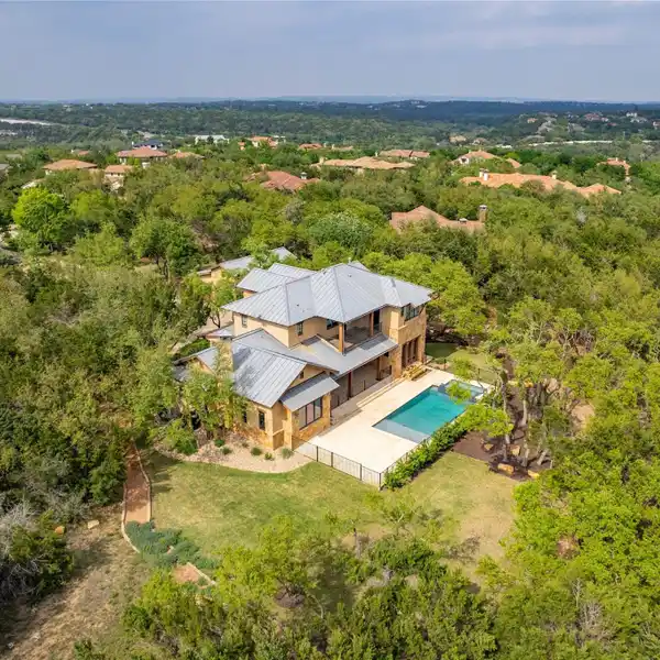 RUSTIC HILL-COUNTRY STYLE RETREAT IN SPANISH OAKS