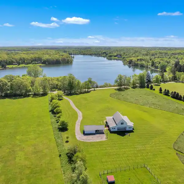 PEACEFUL COUNTRY LIVING WITH MODERN STYLE