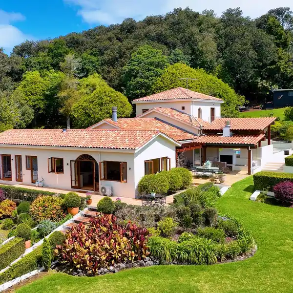 COUNTRY CHARM WITH MEDITERRANEAN ELEGANCE