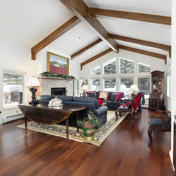 DELIGHTFUL MOUNTAIN RESIDENCE IN EXCLUSIVE ARROWHEAD