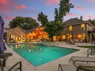 Private Peninsula Paradise Near Lake Lewisville
