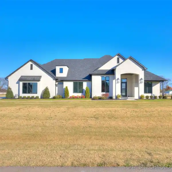BEAUTIFUL NEW CONSTRUCTION IN DESIRABLE SOUTH BIXBY