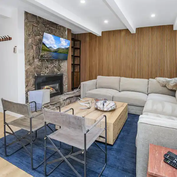 BEAUTIFULLY REMODELED HOME IN THE EAST WING OF VAIL INTERNATIONAL