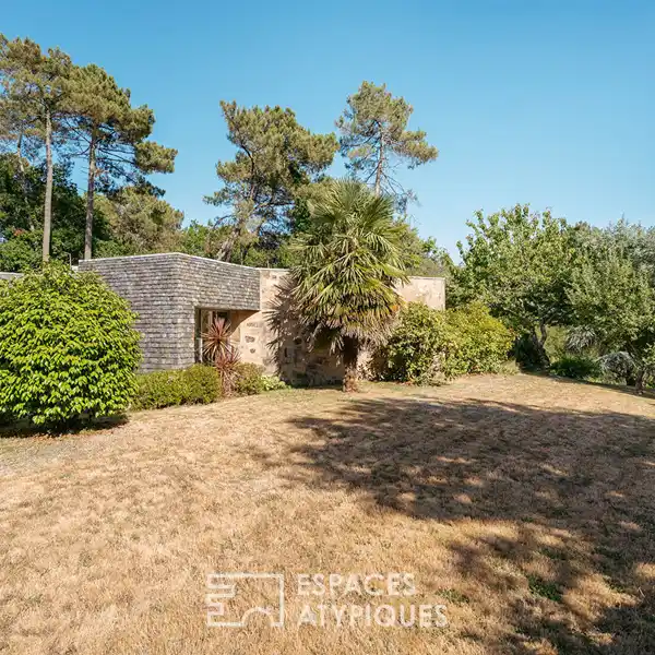 NATURAL SINGLE-STORY ARCHITECT-DESIGNED HOUSE