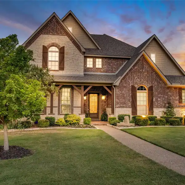 LAKEFRONT LUXURY WITH PRIVATE DOCK AND POOL