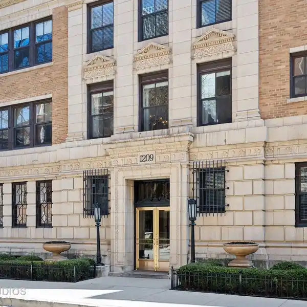 ELEGANT UNIT IN WELL MAINTAINED VINTAGE BUILDING