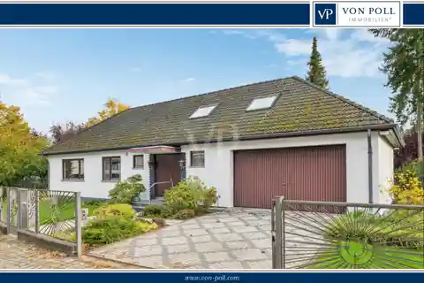 Architecture for Individualists on a Large Plot in a Quiet Location