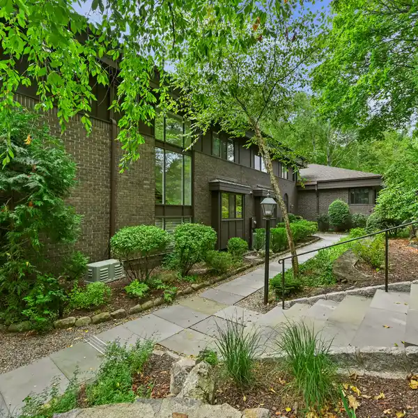 ELEGANT END UNIT TOWNHOUSE IN CANAAN CLOSE