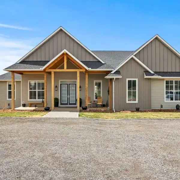 NEARLY NEW CUSTOM WALKOUT BUNGALOW