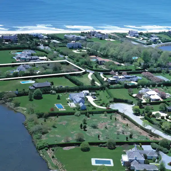 ELEGANT SOUTHAMPTON RESIDENCE WITH BEAUTIFULLY DECORATED FEATURES