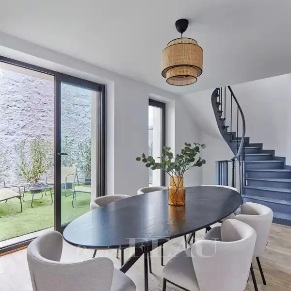GORGEOUS RENOVATED TOWNHOUSE