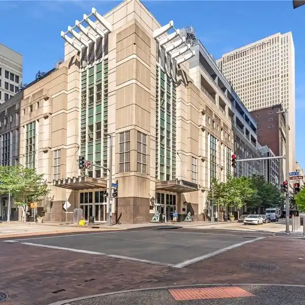 BOUTIQUE ELEGANCE WITH SKYLINE VIEWS