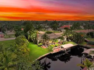 Luxury Canal-Front Oasis in Town & River