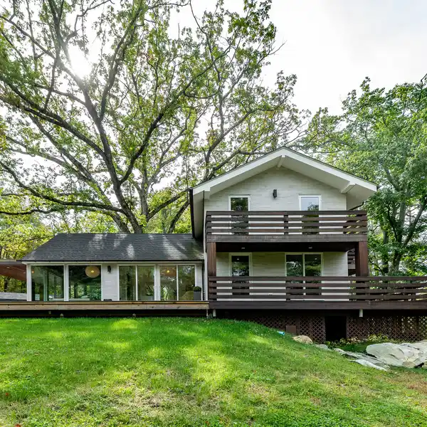 MODERN LAKESIDE RETREAT WITH GUEST COTTAGE