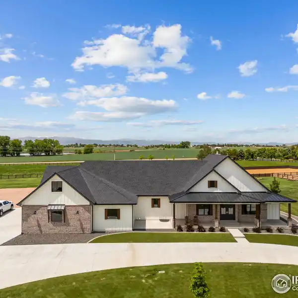 MODERN FARMHOUSE WITH AMAZING VIEWS