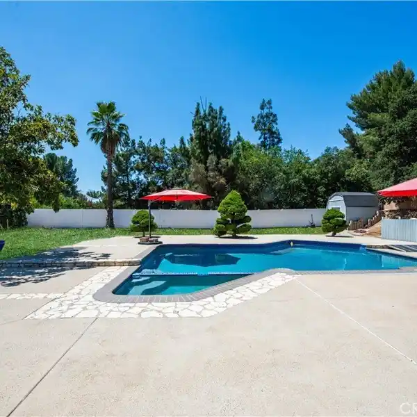 EXPANSIVE SINGLE-STORY ESTATE