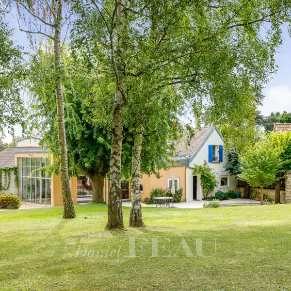 FAMILY FRIENDLY FORMER 18TH-CENTURY FARMHOUSE