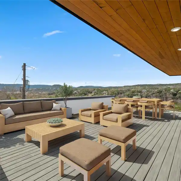 NEWLY COMPLETED LAKESIDE OASIS