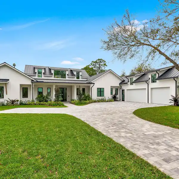 EXTRAORDINARY RESIDENCE IN COVETED PENNOCK POINT