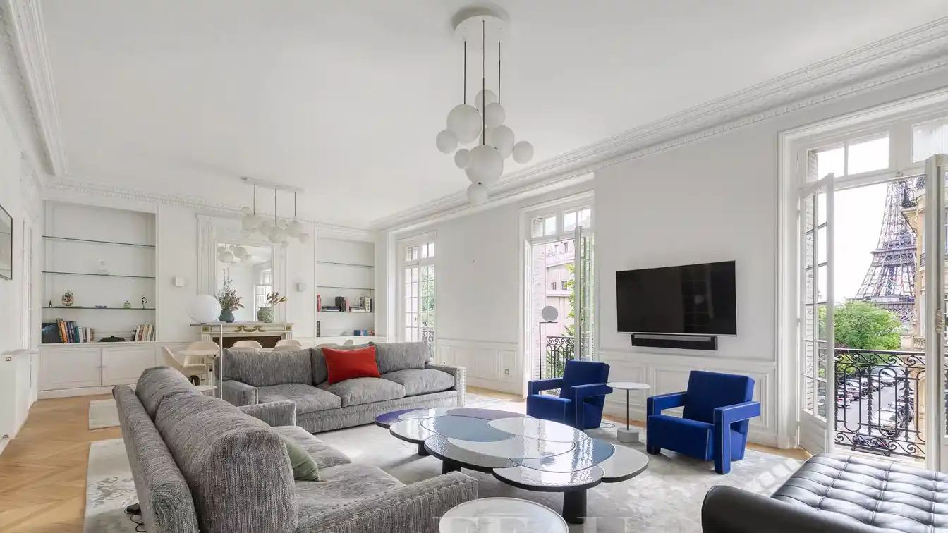 Bright Apartment with Exceptional Eiffel Tower Views