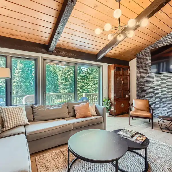 BEAUTIFULLY REMODELED TOWNHOUSE IN AN INCREDIBLE LOCATION