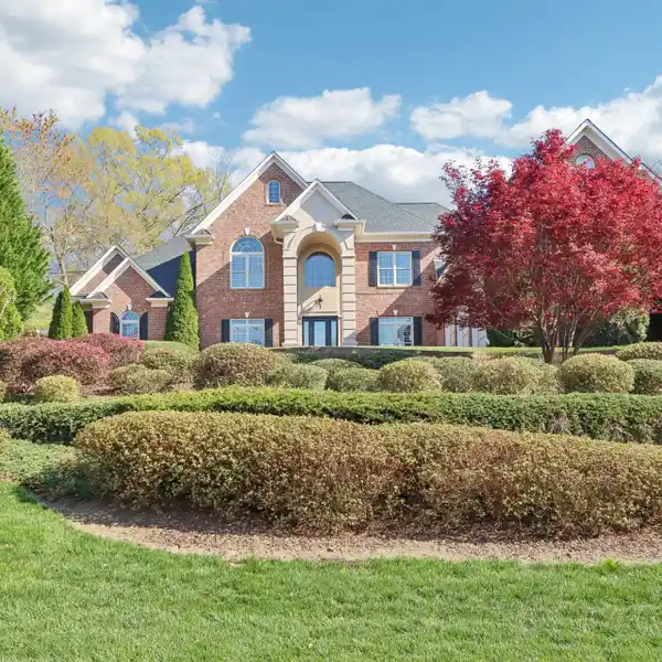 BEAUTIFULLY DETAILED GOLF COURSE HOME