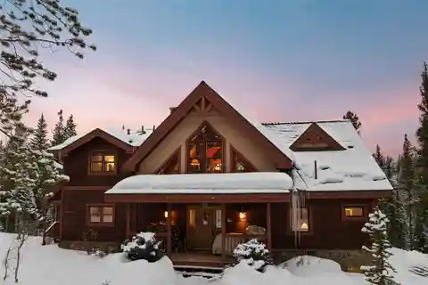 Mountain Charm and Comfort on a Spacious Private Lot