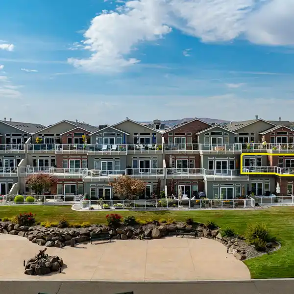 SINGLE-LEVEL END UNIT CONDO IN THE MOORINGS AT COLUMBIA POINT