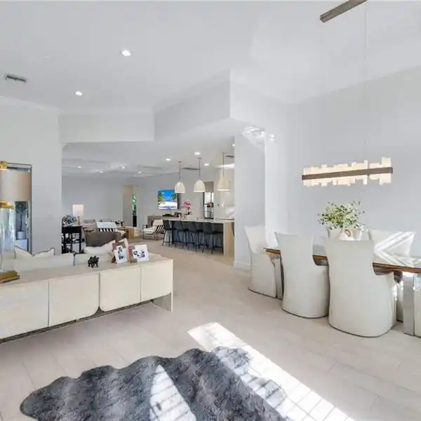 EXQUISITE RESIDENCE ON A PRIVATE LOT IN DELASOL