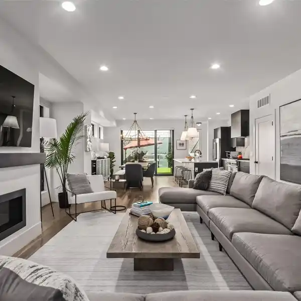 STUNNING CONTEMPORARY DETACHED SINGLE-FAMILY HOME