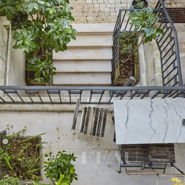 PRIVATE MANSION IN CONVENIENT LOCATION