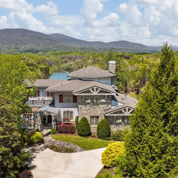 EXTRAORDINARY MOUNTAIN RETREAT ABOVE LAKE ADGER