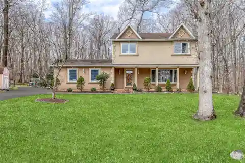 Beautiful Side-Hall Colonial on a Quiet Cul-De-Sac