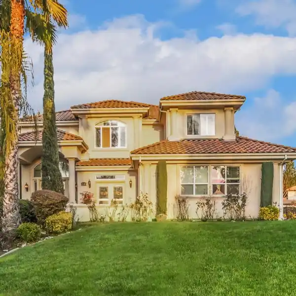 LUXURIOUS LIVING IN A PRIME LOCATION