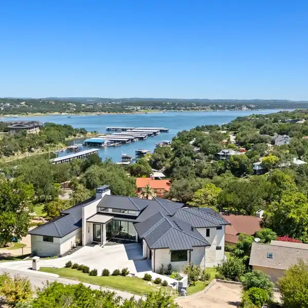STRIKING IRON STAIRCASE IN CONTEMPORARY DESIGN