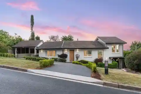 Elevated Sanctuary with Iconic Canberra Views