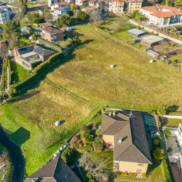 SIZABLE LOT IN A GREAT LOCATION