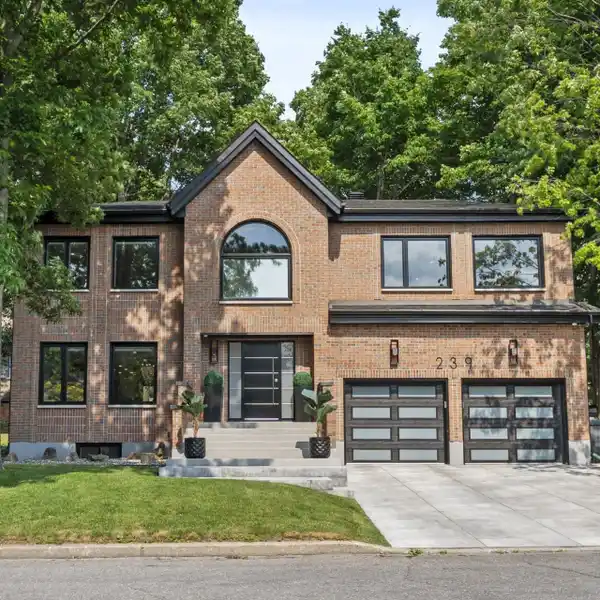 MODERN LUXURY HOME WITH SMART TECH FEATURES