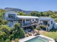 RELAXED FAMILY LIVING STEPS FROM THE BEACH AND A VIBRANT VILLAGE ATMOSPHERE