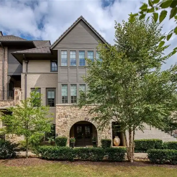 LUXURY AND LOCATION IN SOUGHT-AFTER ASHTON WOODS