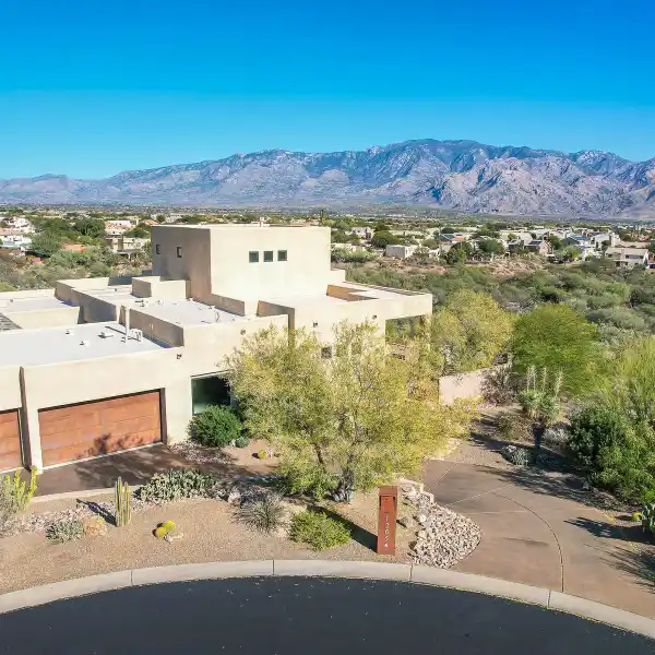 ELEVATED DESERT ELEGANCE IN A LUXURIOUS CUSTOM ESTATE
