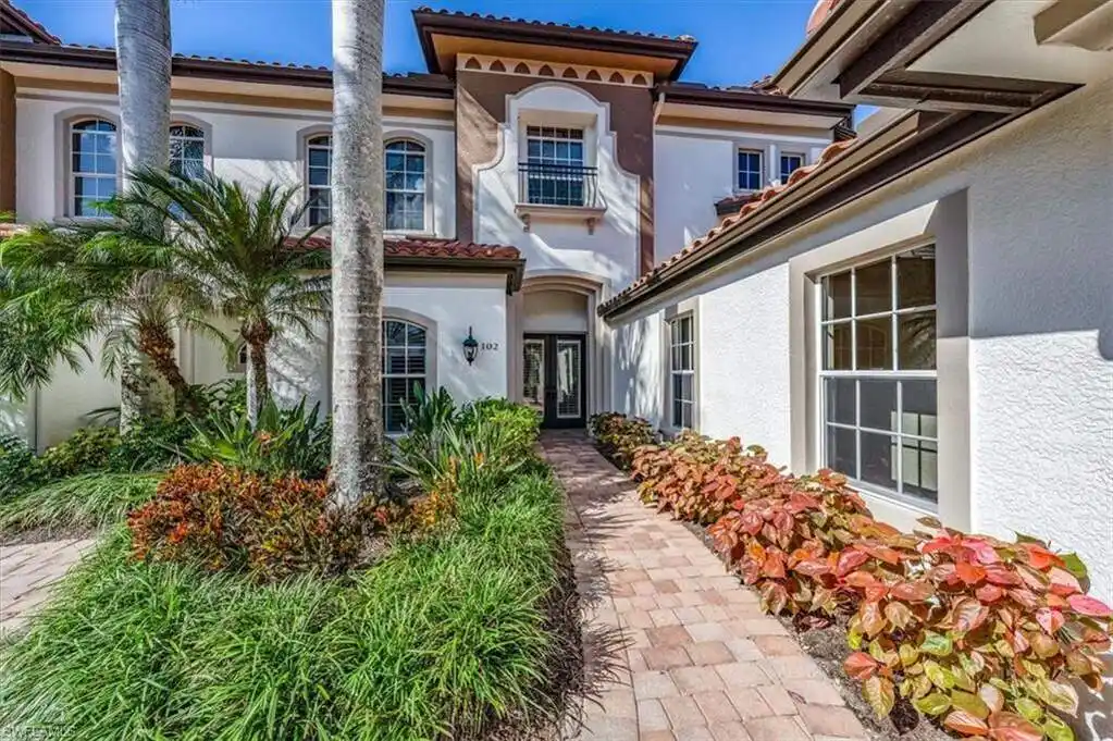 Spaciousness and Grace in the Center of Mediterra