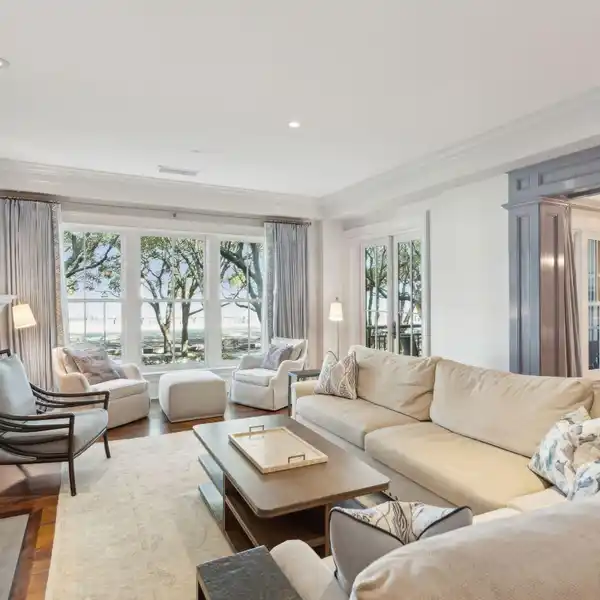DESIRABLE WATERFRONT APARTMENT IN THE CHARMING FRENCH QUARTER