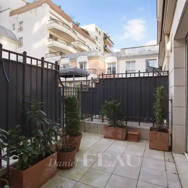 MODERN COMFORT IN A PEACEFUL, CENTRAL LOCATION